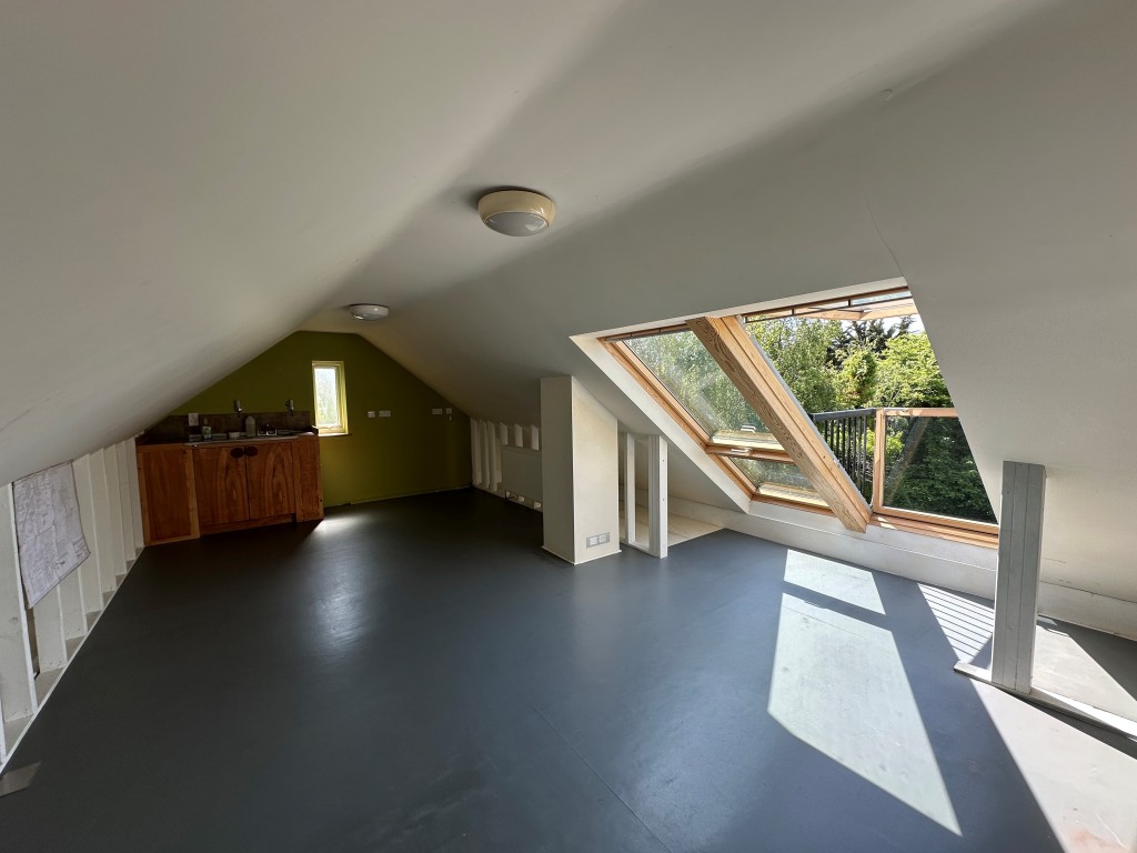 Lot: 125 - THREE-BEDROOM DETACHED HOUSE WITH POTENTIAL - Top Floor Loft/ Studio space